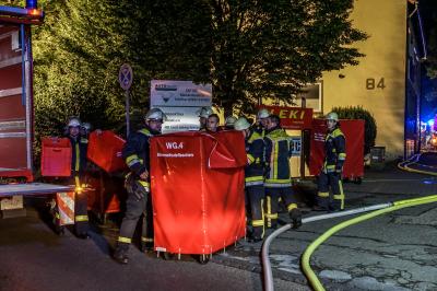 Kirchheim Teck: Dachstuhlbrand - Loescharbeiten dauern an - Angrenzendes Gebaeude in Gefahr